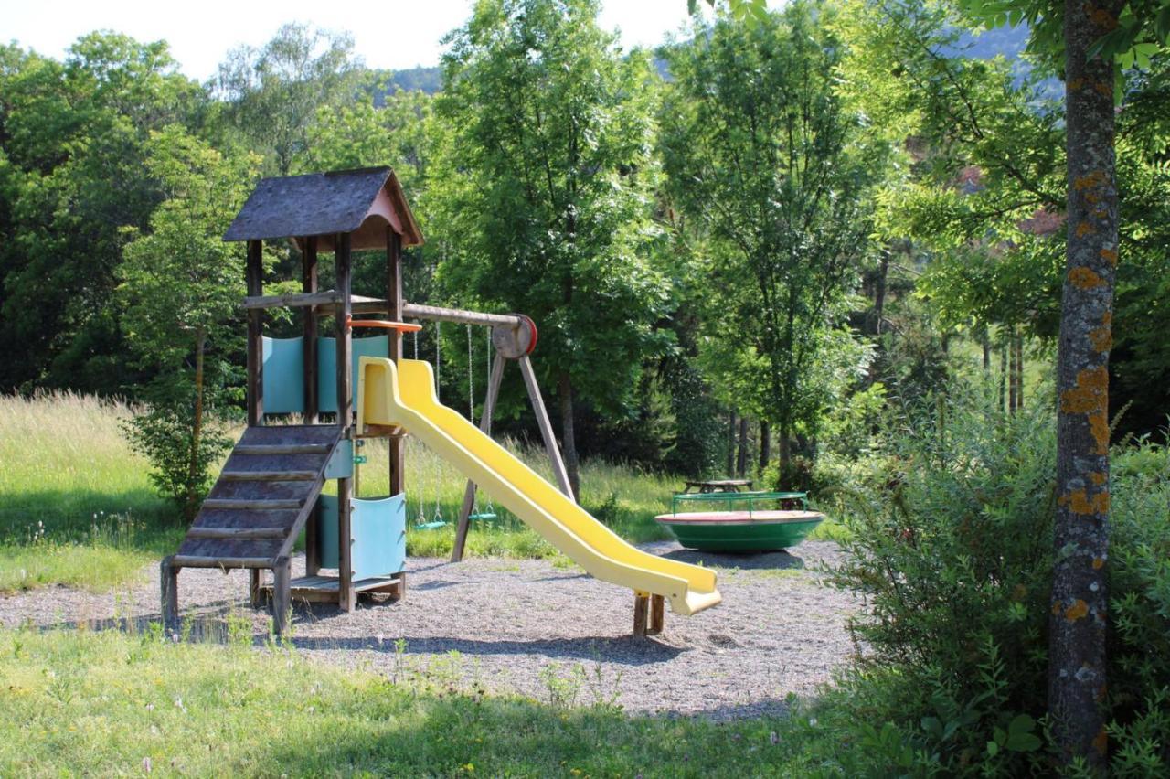 Village De Chalets Et Camping La Pierre De L'Aigle La Bréole Exterior foto